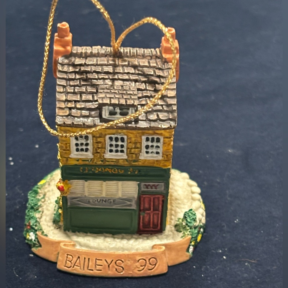 1999 Bailey Irish cream miniature Village bar